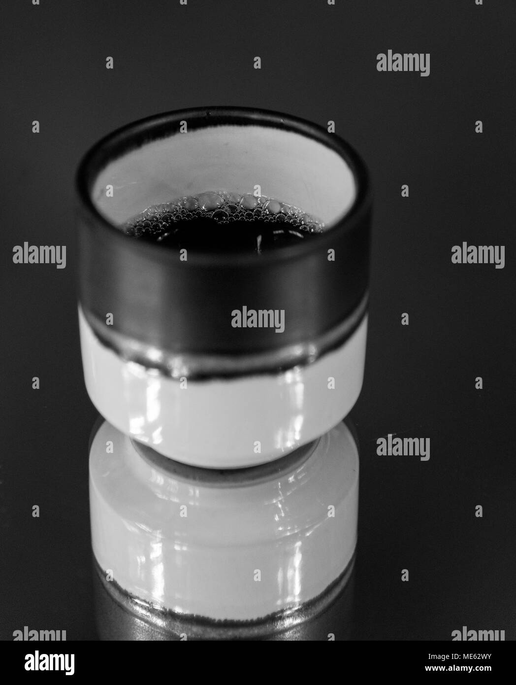 Schwarzen Kaffee in einer kleinen blauen Schale Stockfoto