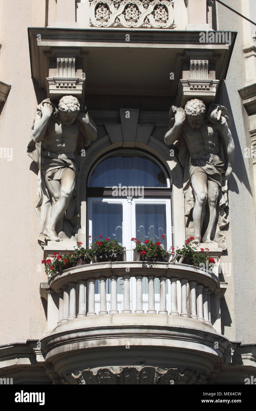 Haus Balkon mit zwei steinerne Telamonen in Zagreb, Kroatien. Stockfoto