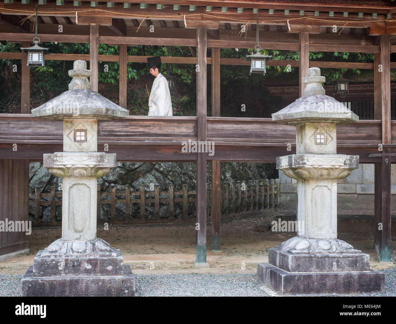 Shinto Priester in formellen Roben, konpira-san Schrein Kotohira, Kagawa, Shikoku, Japan Stockfoto