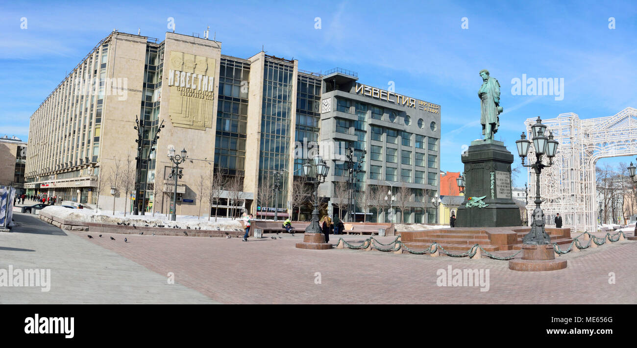 Moskau, Russland - 19. März 2018. Der Puschkinplatz entfernt in Moskau, mit Gebäuden, Pushkin Denkmal, Straßenlaternen und Menschen. Stockfoto