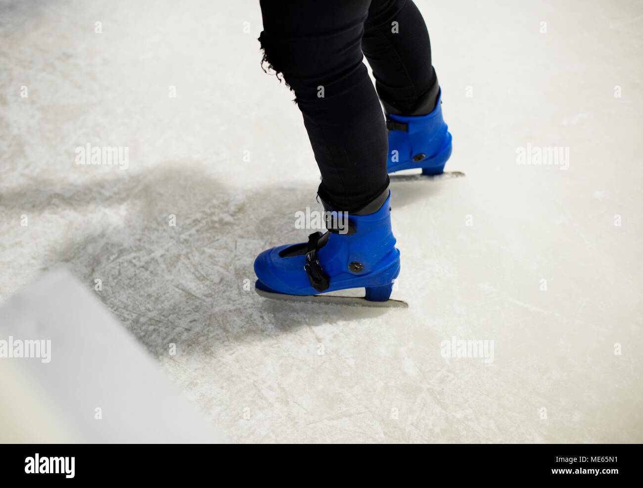 Eislaufen auf der Eisbahn Freizeit und Spaß lifestyle Konzept Stockfoto