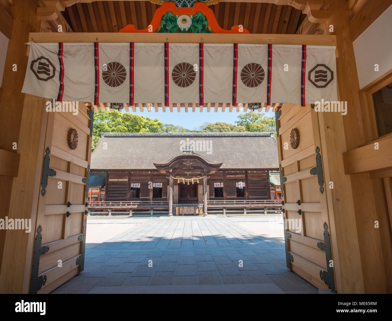 Blick durch das Tor im Heiligtum Gebäude, Ōyamazumi Jinja,, Insel Omishima, Seto Binnenmeer, Japan Stockfoto