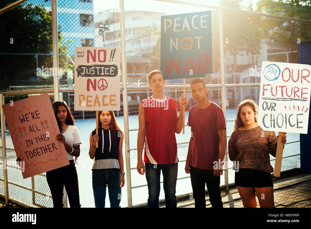 Gruppe von Jugendlichen protestieren Demonstration halten Plakate gegen Gerechtigkeit, Frieden Konzept Stockfoto