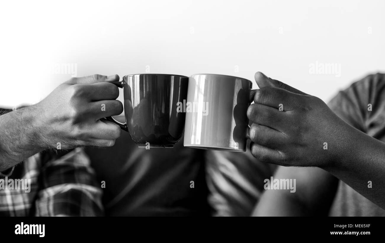 Männer toasten Kaffee Tasse zusammen Stockfoto