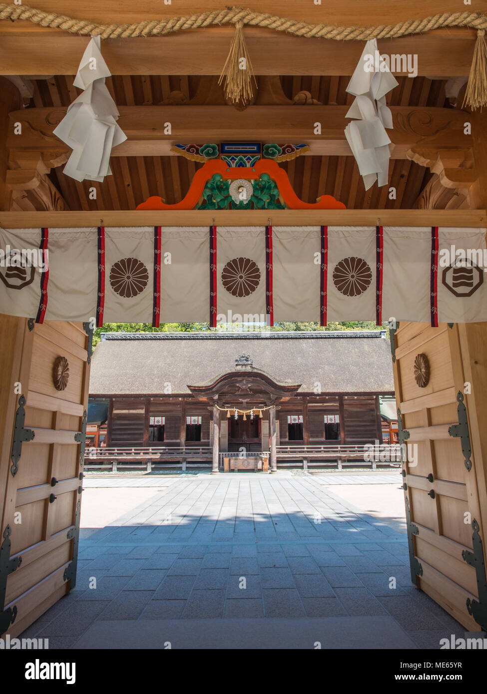 Blick durch das Tor im Heiligtum Gebäude, Ōyamazumi Jinja,, Insel Omishima, Seto Binnenmeer, Japan Stockfoto