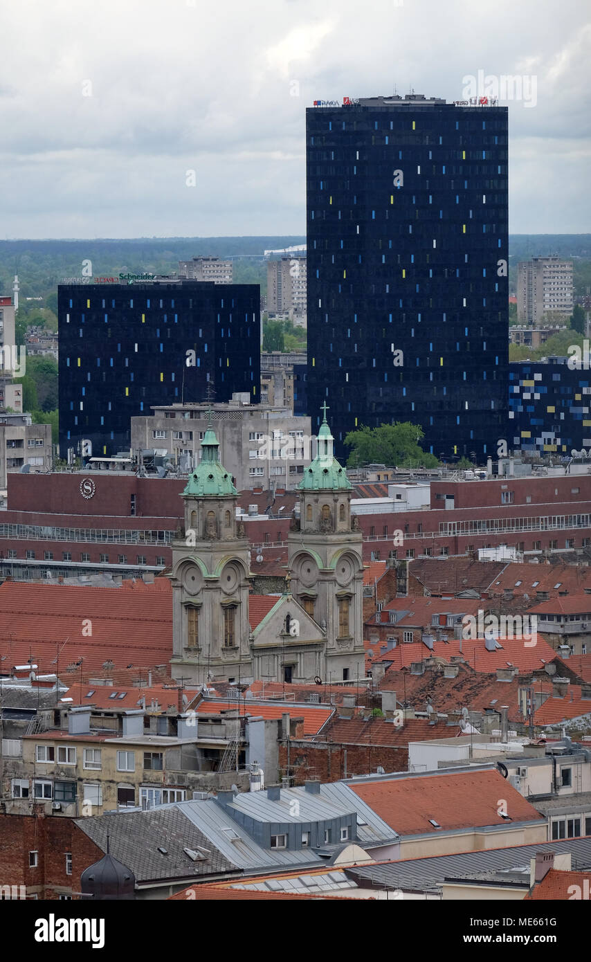 Basilika des Heiligen Herzens Jesu und der neue Metall und Glas Gebäude im Zentrum von Zagreb, Kroatien. Stockfoto