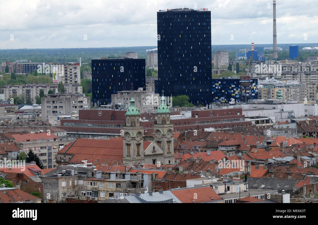 Basilika des Heiligen Herzens Jesu und der neue Metall und Glas Gebäude im Zentrum von Zagreb, Kroatien. Stockfoto