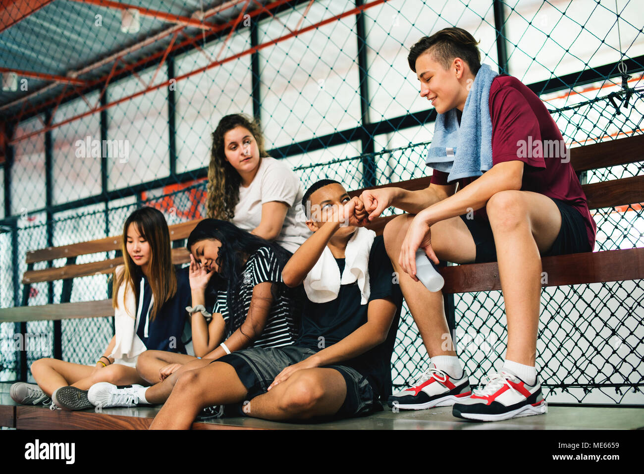 Gruppe junger Teenager Freunde sitzen auf einer Bank entspannen Stockfoto