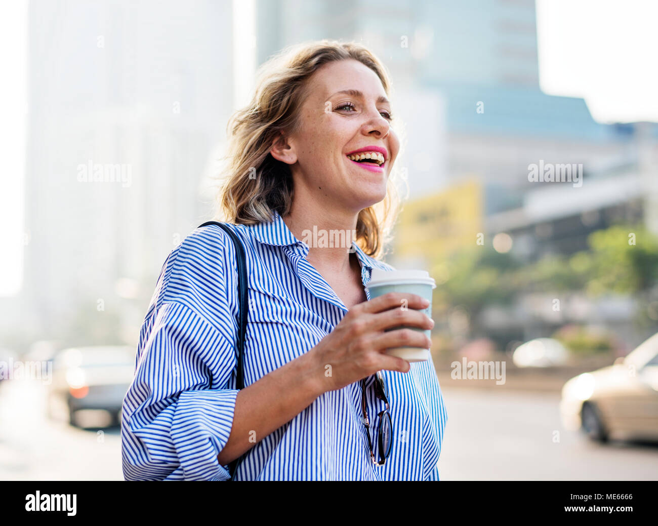 Frau unterwegs mit Take away Kaffee Stockfoto