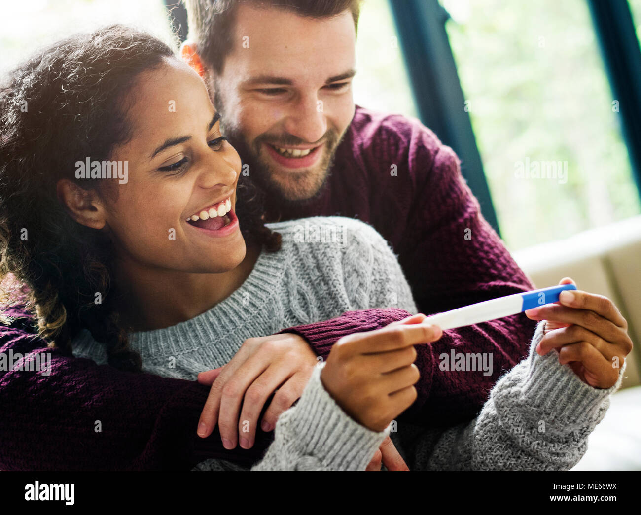 Glückliches Paar mit Schwangerschaft Nachrichten Stockfoto