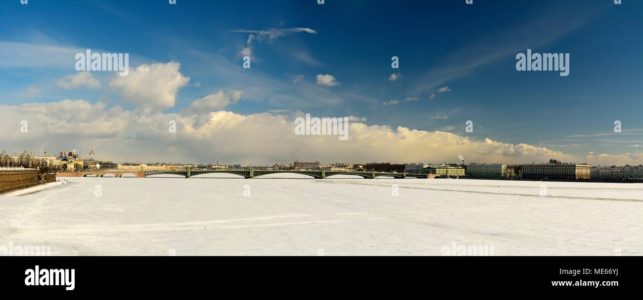 St. Petersburg, Russland - 27. März 2018. Panoramablick in Richtung Troitskiy Brücke in St. Petersburg, mit gefrorenen Fluss Newa, architektonischen Wohn- und Stockfoto