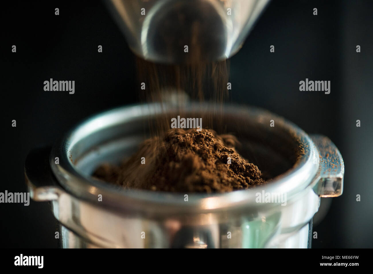 Nahaufnahme von frisch mahlen Kaffee Stockfoto