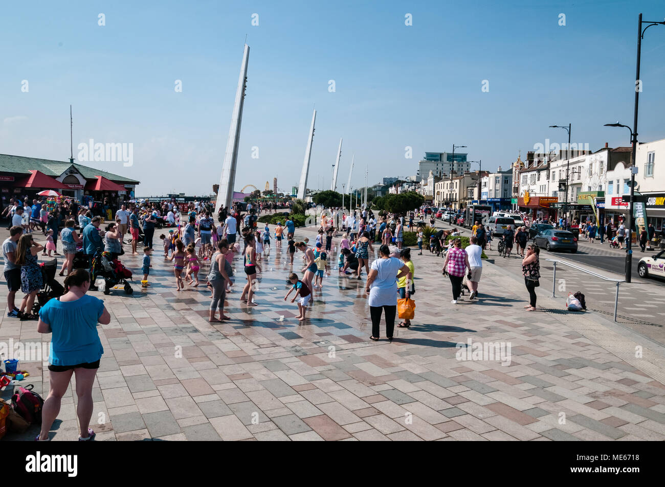 Kinder Abkühlung im Wasser Brunnen Stockfoto