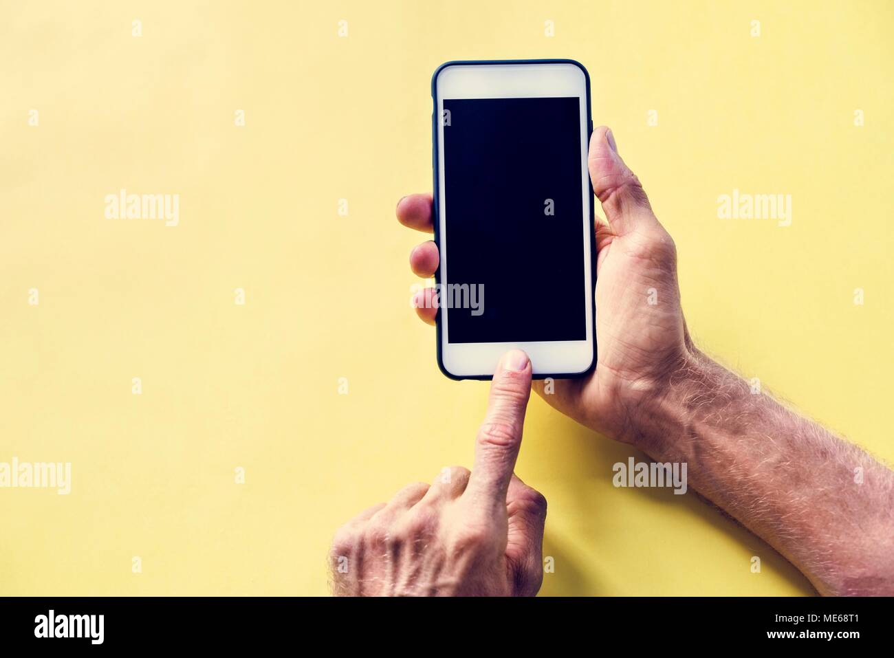 Hände halten Smartphone auf einem Hintergrund isoliert Stockfoto