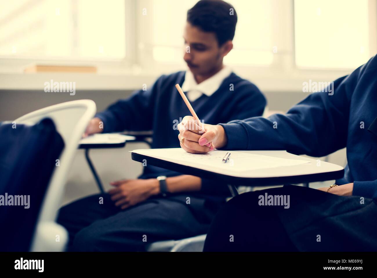 Vielfältige muslimische Kinder studieren in Klassenzimmer Stockfoto