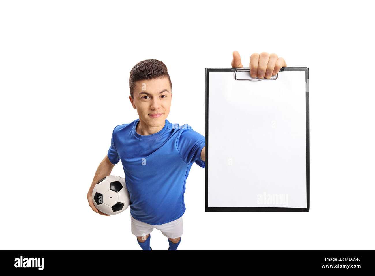 Teenage Fussball Spieler mit einem Klemmbrett auf weißem Hintergrund Stockfoto