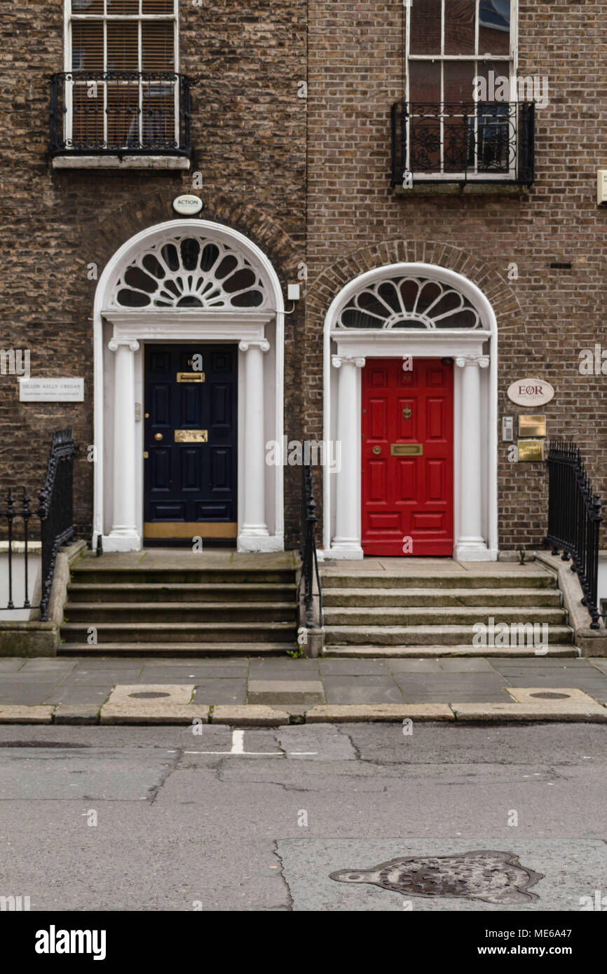 Georgianischen Gebäude aus dem 18. Jahrhundert in Dublin, Irland, bunten alten Türen Stockfoto