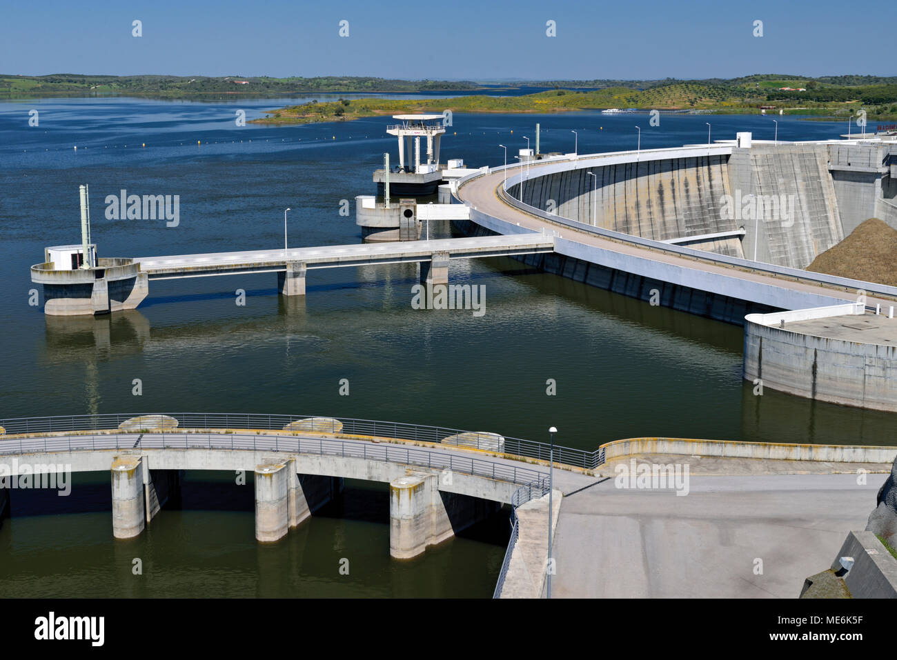 Barrage Vauban und hidroelectric Infrastruktur Stockfoto