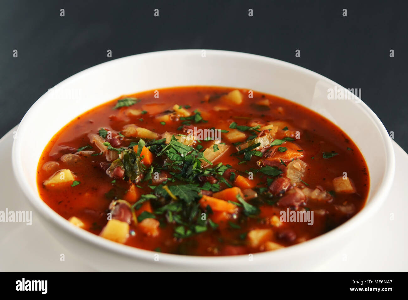 Tomatensuppe mit roten Bohnen, Kartoffeln und Karotten. Vegane Ernährung. Europäische Küche. Vegetarisches Gericht. Hauptgericht. Bio Mahlzeit. Stockfoto