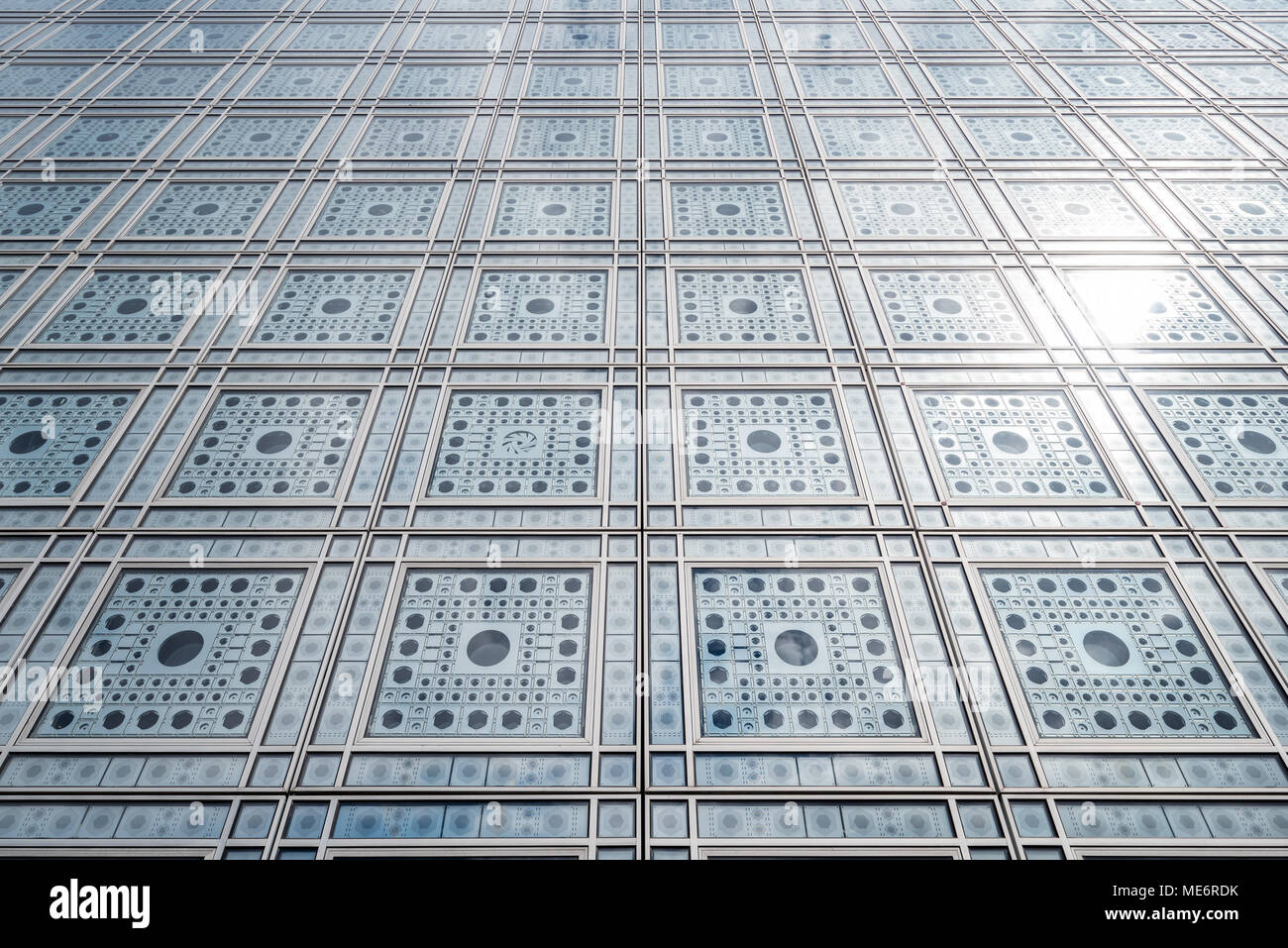 Frankreich, Paris, 5. April 2018: Institut du Monde Arabe entworfen vom französischen Architekten Jean Mouvel Stockfoto