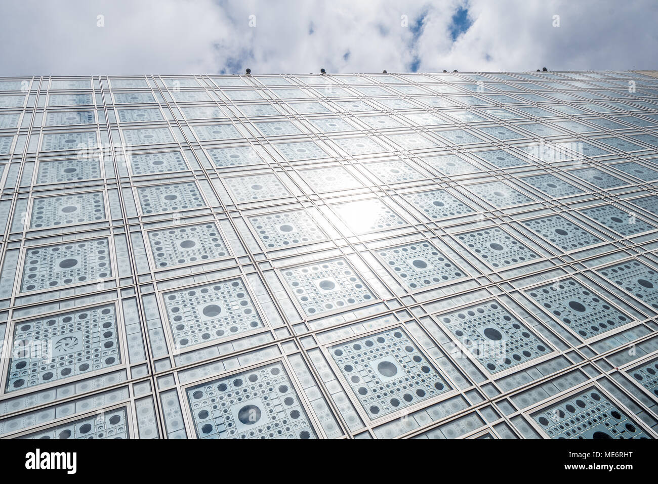 Frankreich, Paris, 5. April 2018: Institut du Monde Arabe entworfen vom französischen Architekten Jean Mouvel Stockfoto