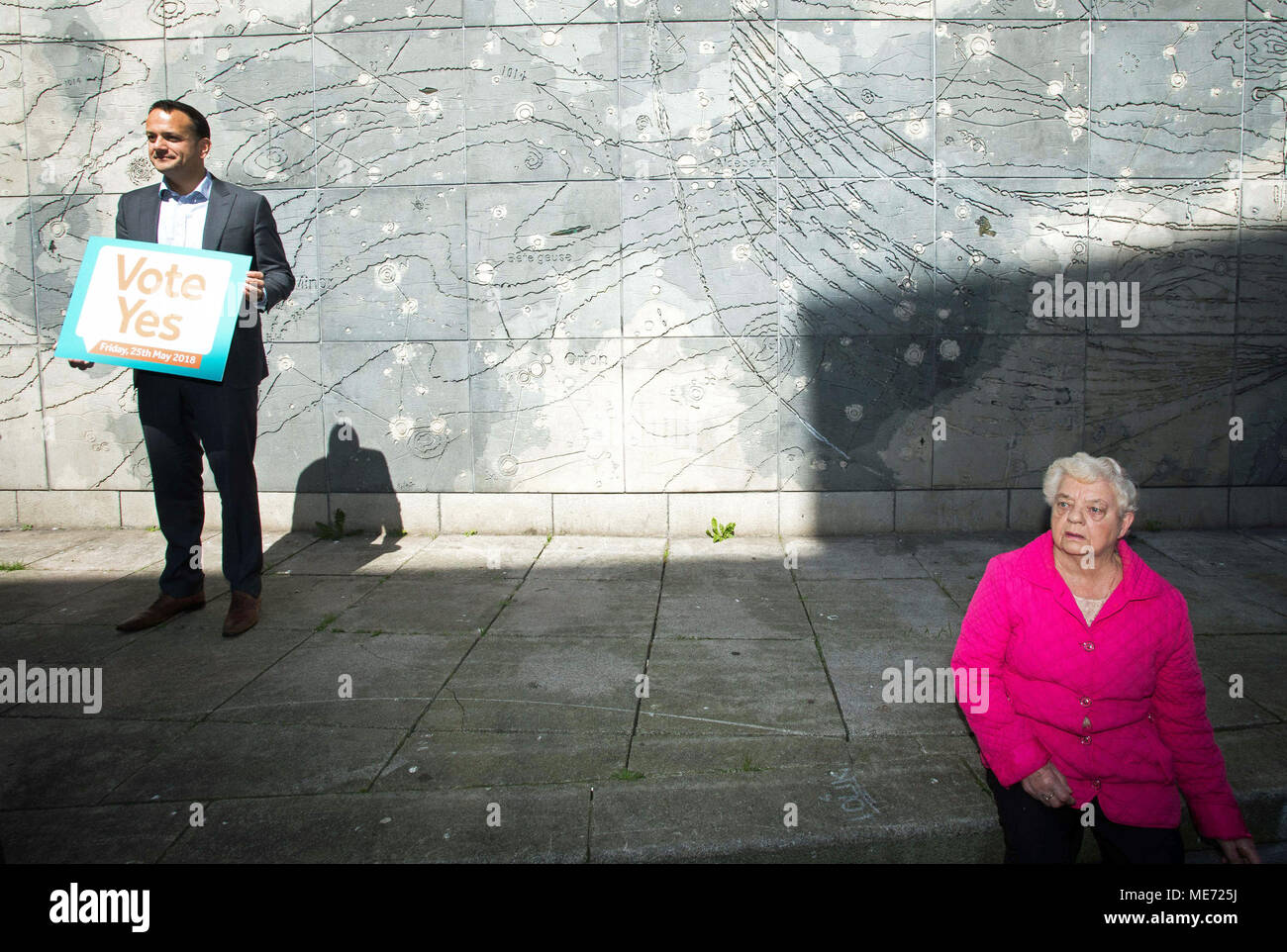 Bridie Donegan als Taoiseach Leo Varadkar eine Stimme ja Zeichen hält, während einer Veranstaltung, die von den Mitgliedern von Fine Gael drücken für ein Ja in der bevorstehenden Volksabstimmung über die Achte Änderung organisiert, an der Kittel Alley Theatre in Dublin. Stockfoto