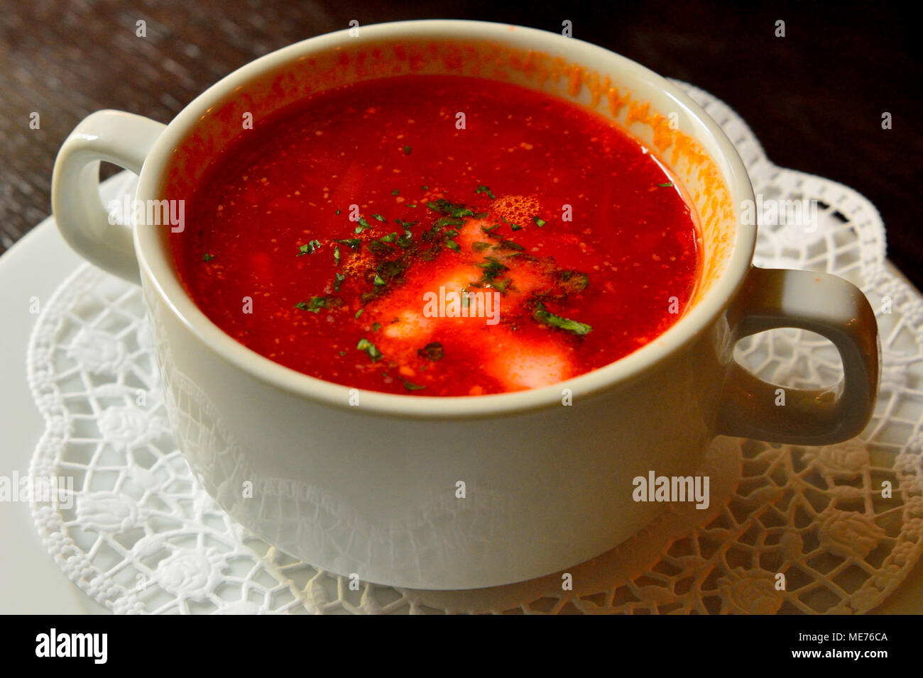 Platte der Russischen Borschtsch Suppe. Stockfoto