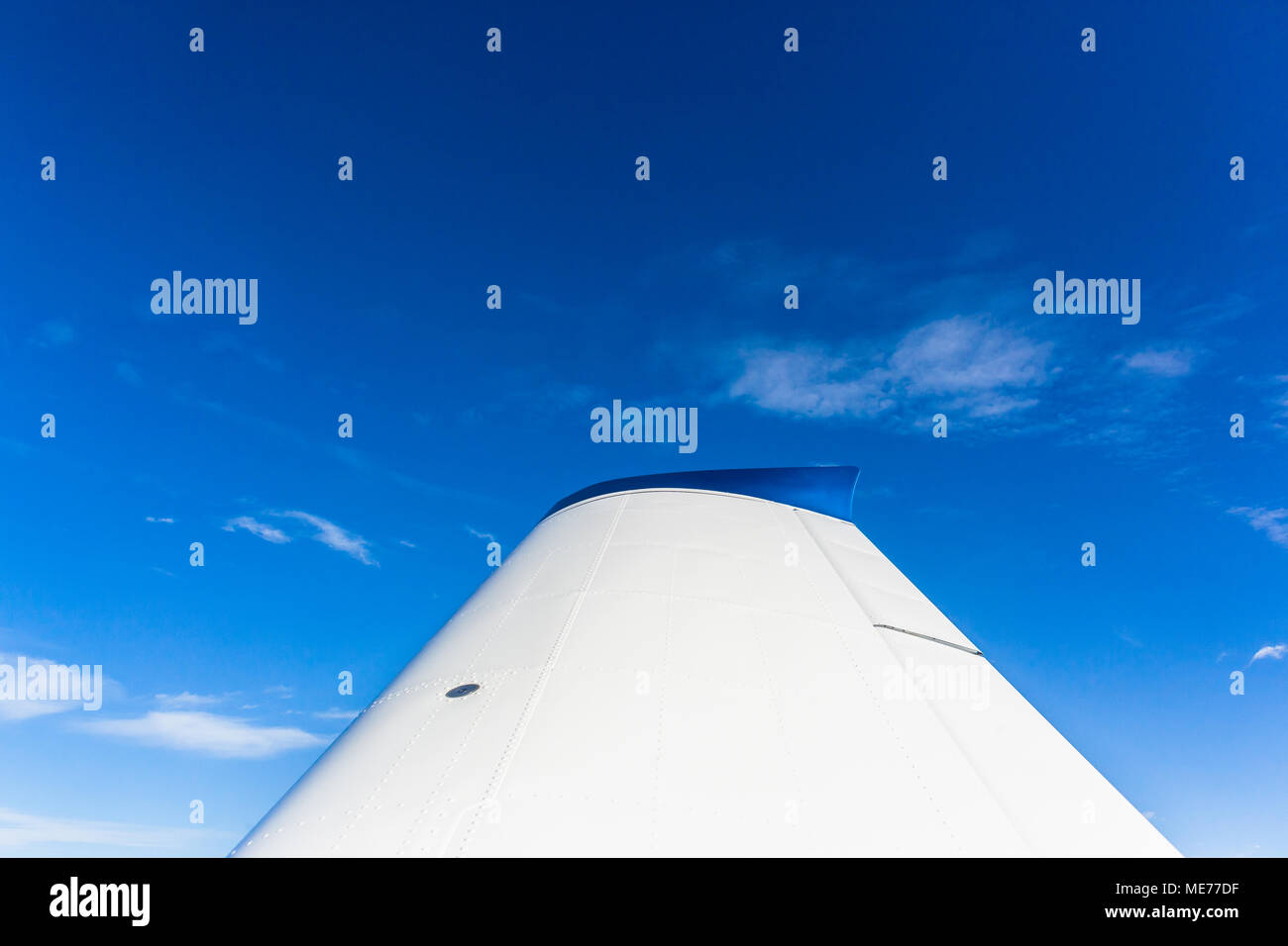 Kleine Flugzeuge prop Flugzeug Flügel in blauer Himmel, Cockpit Ansicht Stockfoto