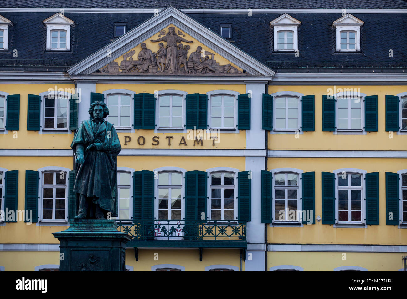 Statue von Ludwig Van Beethoven vor dem Postamt, Bonn, Rheinland Westfalen, Norddeutschland Stockfoto