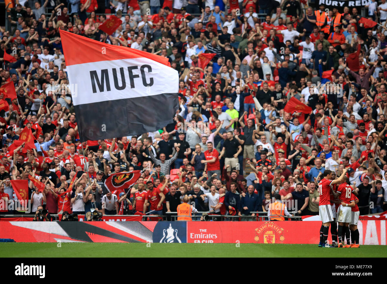Manchester United Fans feiern ersten Ziel Ihrer Seite von Alexis Sanchez (feiert in Gruppe rechts) während der Emirate FA-Cup Halbfinale im Wembley Stadion, London gezählt. Stockfoto