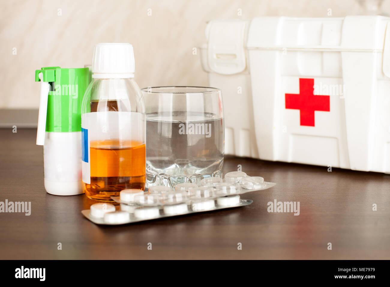 Home Medizin und Medikamente sind auf dem Tisch Stockfoto