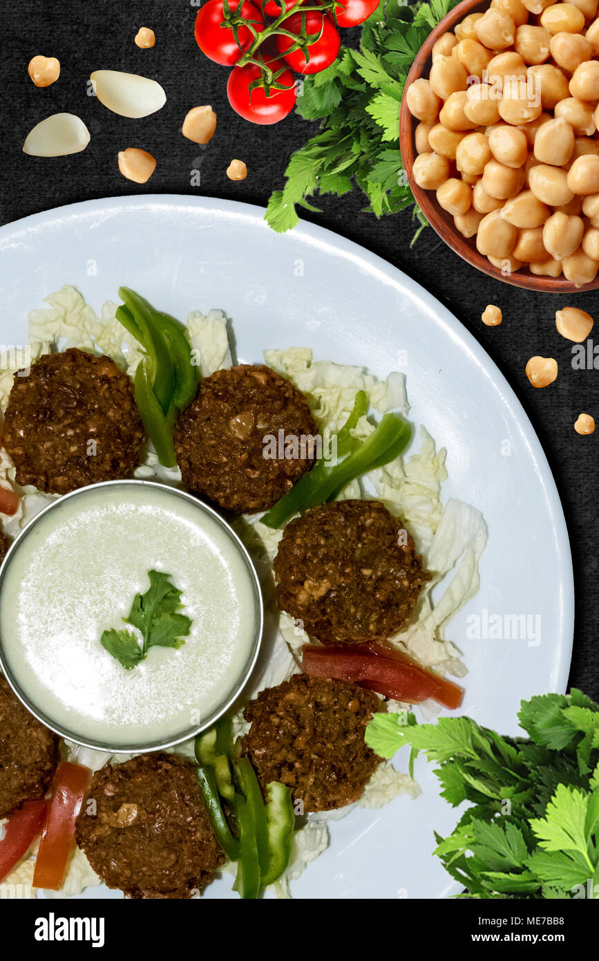 Falafelkugeln (TIKKI) mit Bohnenkraut Sauce - Middle Eastern Food - libanesische Küche - Flach (Ansicht von oben) Stockfoto