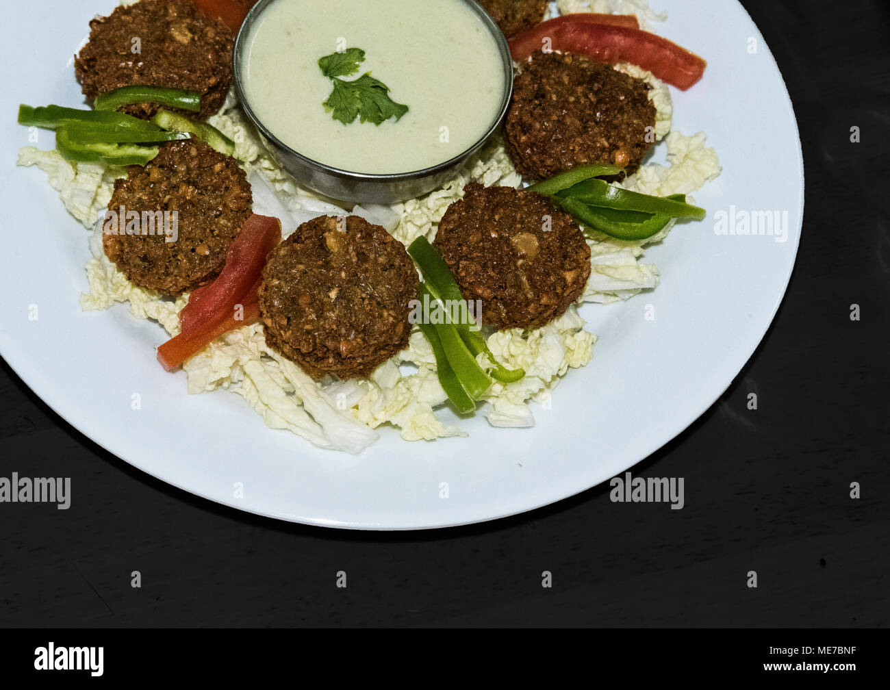 Falafelkugeln (TIKKI) mit Bohnenkraut Sauce - Middle Eastern Food - libanesische Küche in Dschibuti East Africa Stockfoto