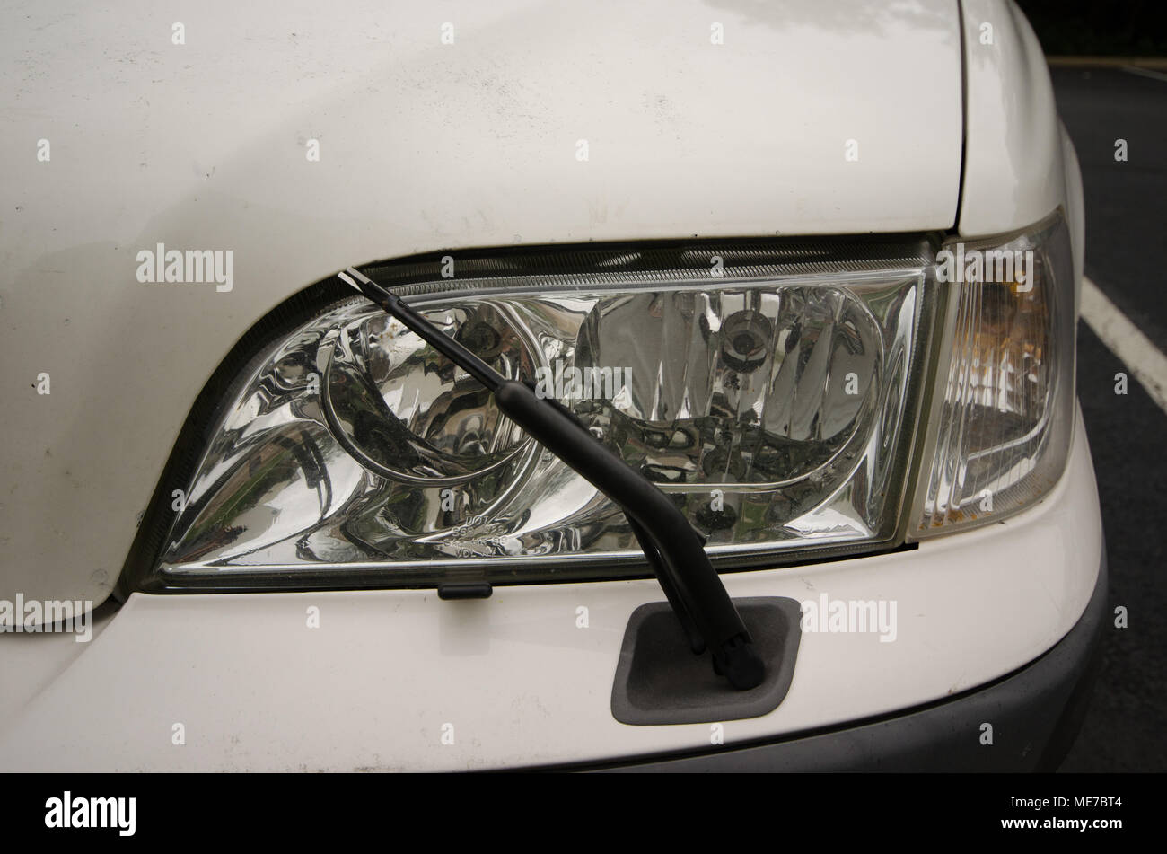Scheibenwischer ein Auto Scheinwerfer Stockfotografie - Alamy