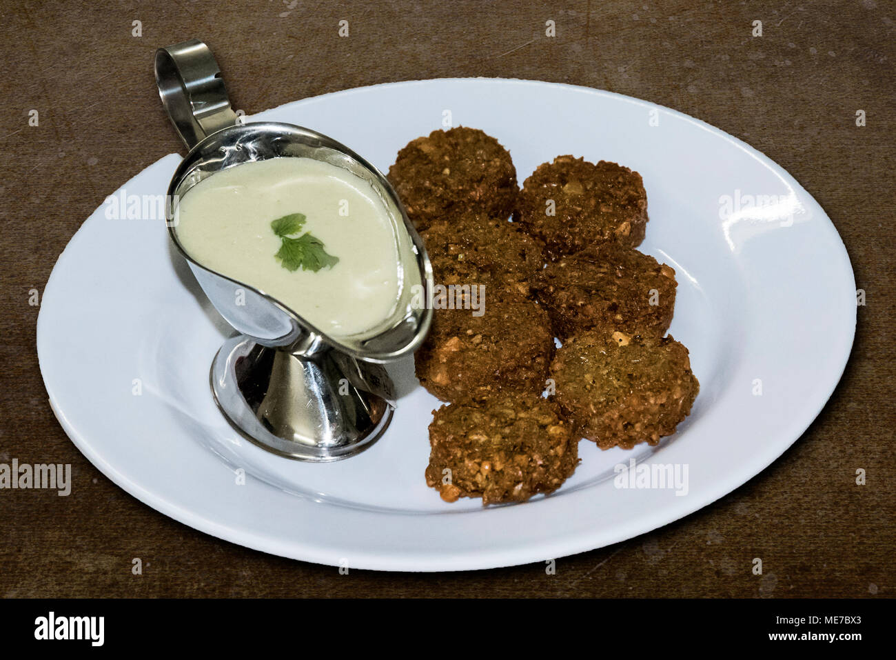 Falafelkugeln (TIKKI) mit Bohnenkraut Sauce - Middle Eastern Food - libanesische Küche in Dschibuti East Africa Stockfoto