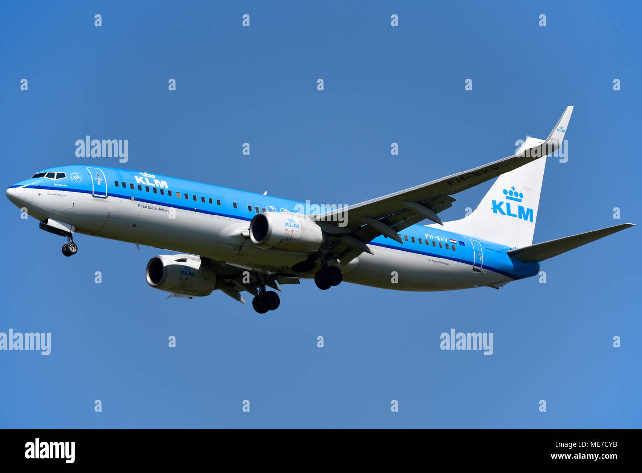 KLM Boeing 737 Jet Airliner landet am London Heathrow Airport UK in blauem Himmel. Royal Dutch Airlines PH-BXV Roodborstje Stockfoto
