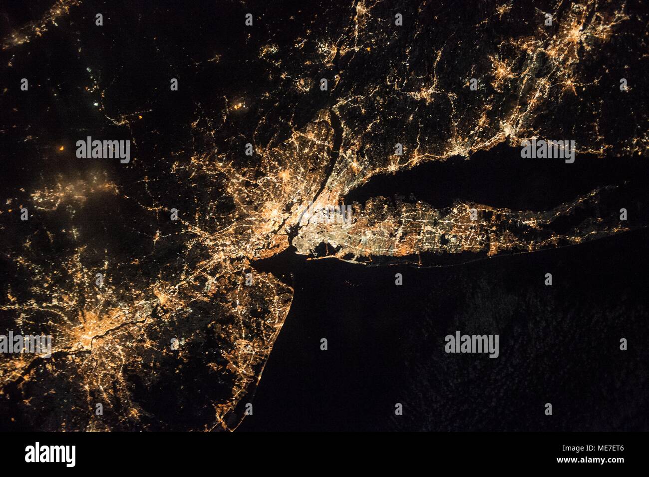 pix New York City Lights From Space https www alamy de ein blick auf die lichter der stadt in der nacht im nordostlichen vereinigten staaten einschliesslich new york city als von der nasa die internationale raumstation januar 10 2017 in der erdumlaufbahn foto von der nasa uber planetpix image180874182 html