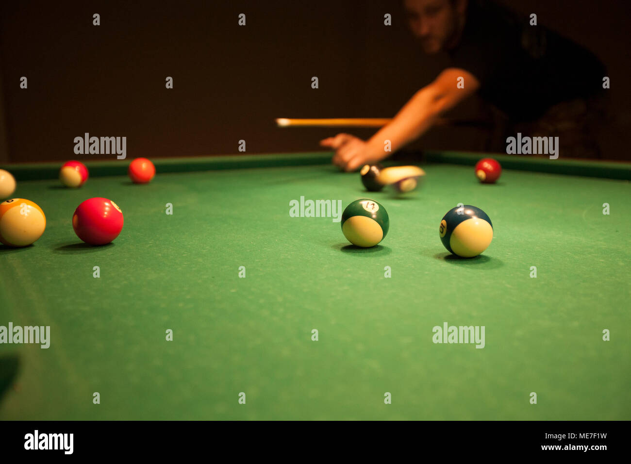 Zwei Mann spielen Pool in dunklen Zimmer Stockfoto