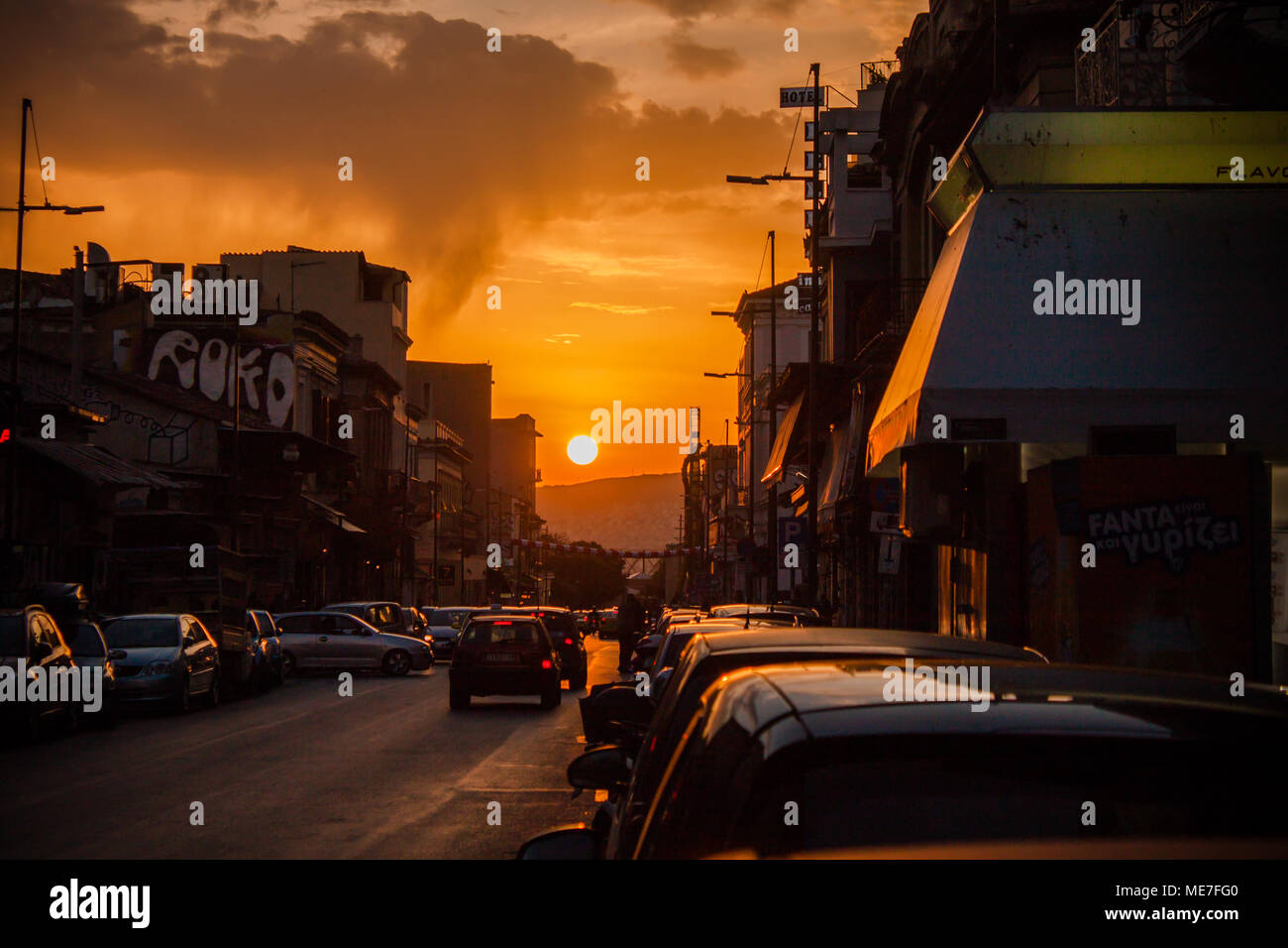 Hauptstraße von Athen, Griechenland bei Sonnenuntergang Stockfoto