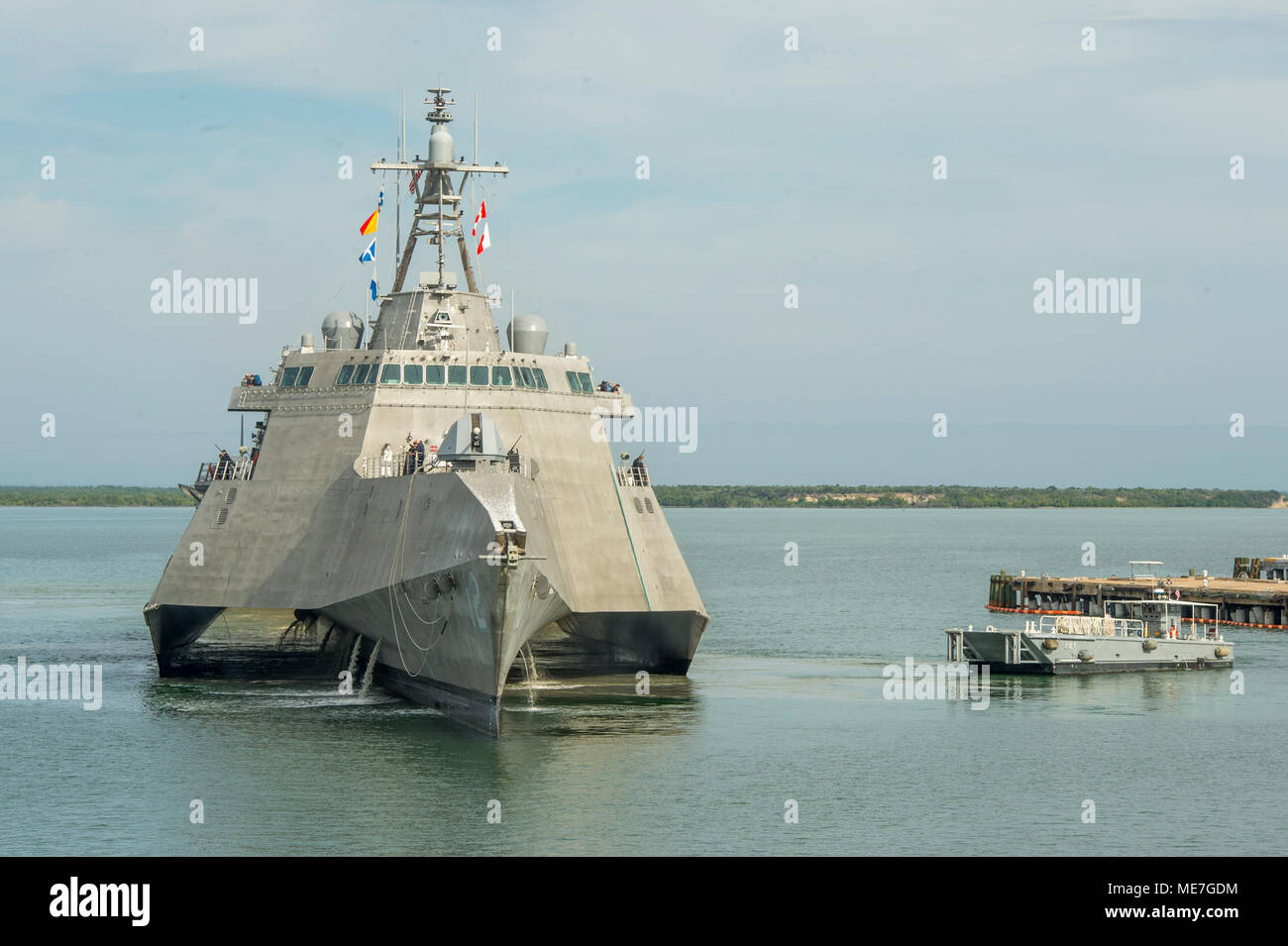 Die US-Marine Unabhängigkeit-Klasse Littoral Combat Ship USS Omaha kommt an der Marinestation Guantánamo Bay am 3. Januar 2018 in Guantanamo Bay auf Kuba. (Foto von John Philip Wagner Jr. über Planetpix) Stockfoto