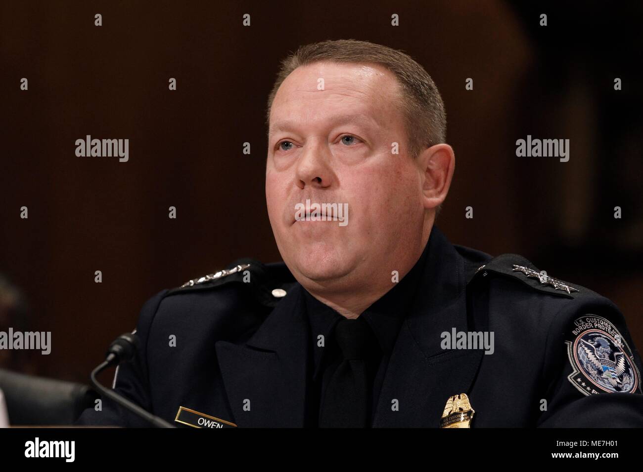 Us-amerikanischen Zoll- und Grenzschutzbehörden Field Operations Executive Assistant Commissioner Todd Owen bezeugt, während der Senat Homeland Security und staatliche Angelegenheiten ständigen Unterausschuss für Untersuchungen Anhörung zur Bekämpfung der opioid Krise Januar 25, 2018 in Washington, DC. (Foto von Glenn Fawcett über Planetpix) Stockfoto