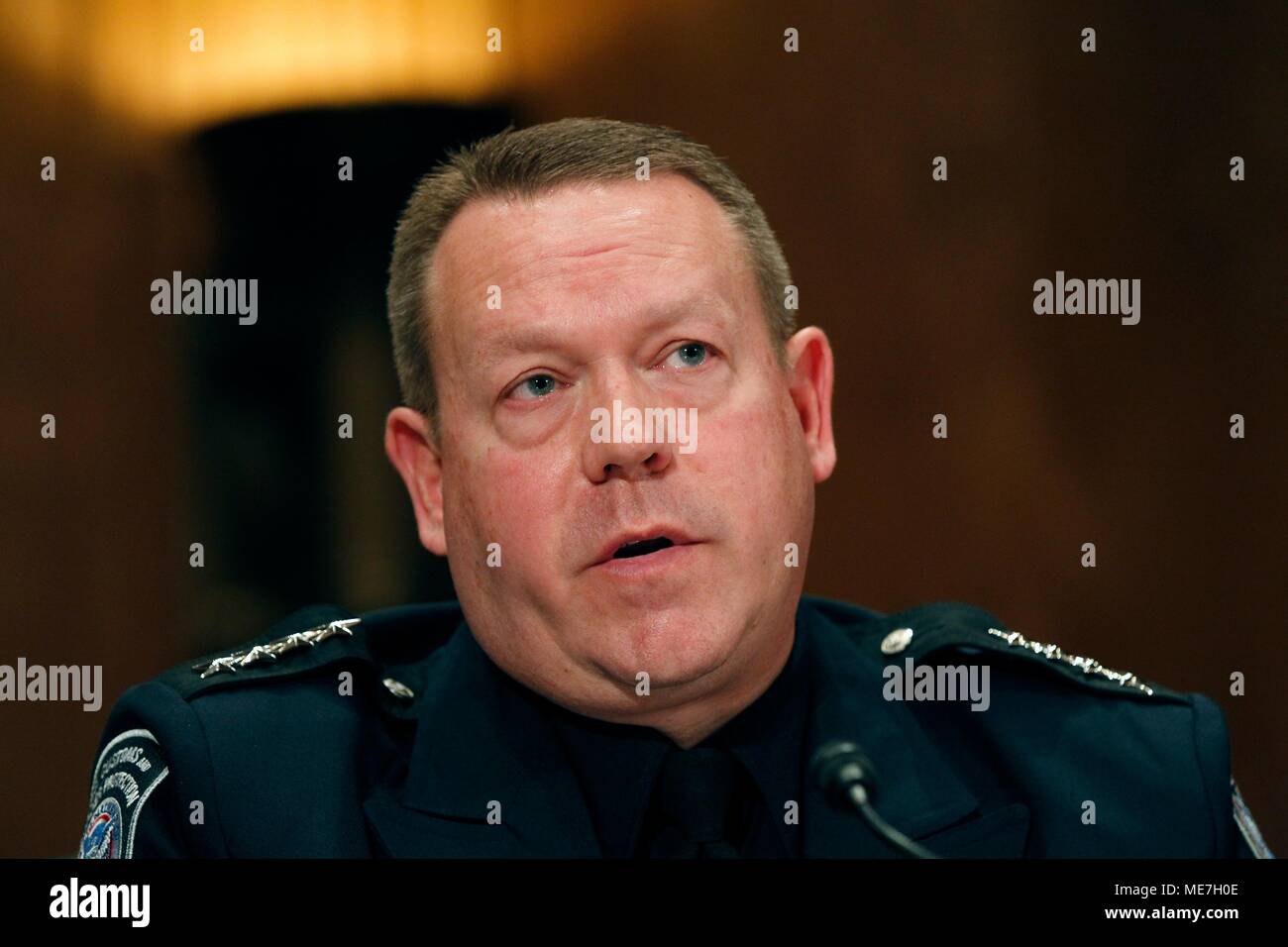 Us-amerikanischen Zoll- und Grenzschutzbehörden Field Operations Executive Assistant Commissioner Todd Owen bezeugt, während der Senat Homeland Security und staatliche Angelegenheiten ständigen Unterausschuss für Untersuchungen Anhörung zur Bekämpfung der opioid Krise Januar 25, 2018 in Washington, DC. (Foto von Glenn Fawcett über Planetpix) Stockfoto