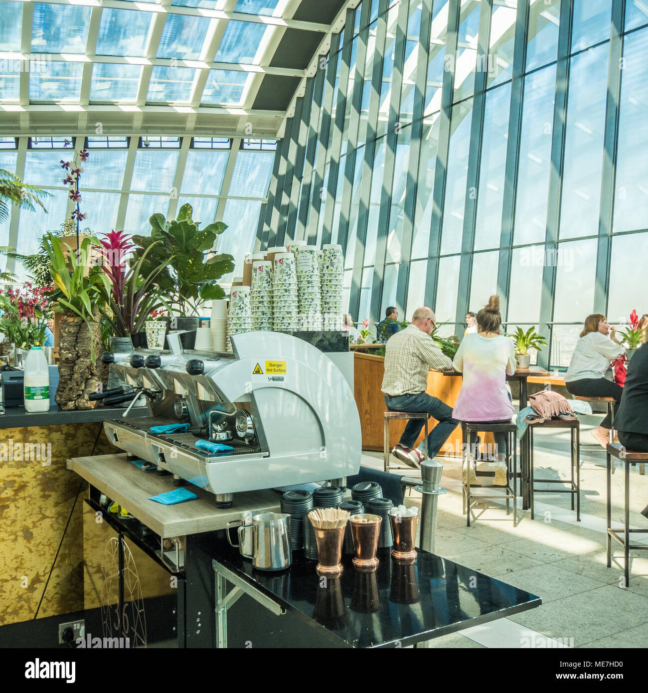 Sky Garden Inneneinrichtung mit Café/Bar und Kaffeemaschine, 'Walkie Talkie' Skyscraper, London Stockfoto