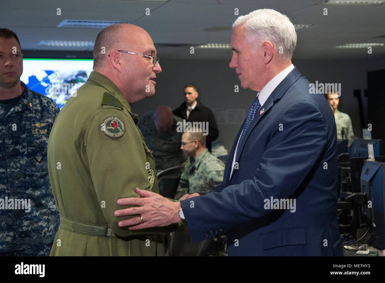 Alaskan NORAD Region Stellvertretender Kommandant Bertho Laroche (links) begrüßt US-Vice President Mike Pence auf der gemeinsamen Basis Elmendorf-Richardson Februar 5, 2018 in Anchorage, Alaska. (Foto von Valerie Halbert über Planetpix) Stockfoto