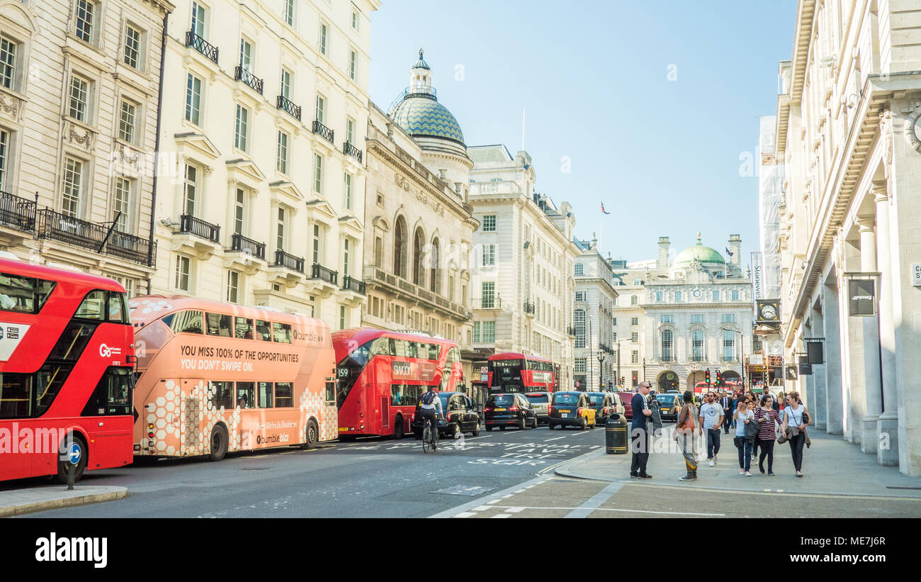Mit Blick auf die Piccadilly Circus London Stockfoto