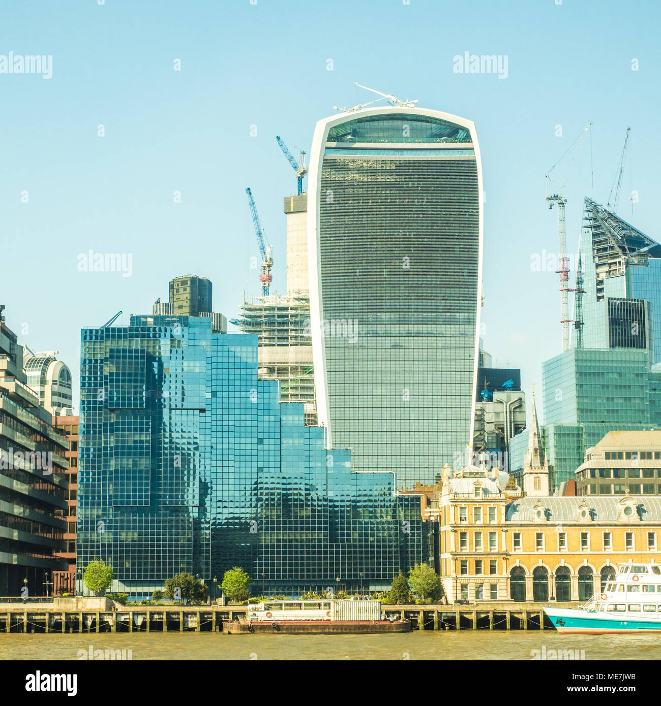 "Walkie Talkie" Wolkenkratzer (Häuser der Sky Garden) als von der Südseite der Themse gesehen, London Stockfoto