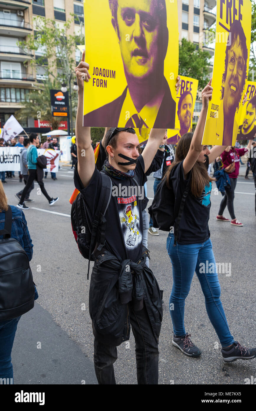 Valencia, Spanien: 21. April 2018 - Vertikale Foto eines jungen männlichen Demonstrant marschieren in eine Demonstration zur Unterstützung der Getöteten und im Exil für die Stockfoto