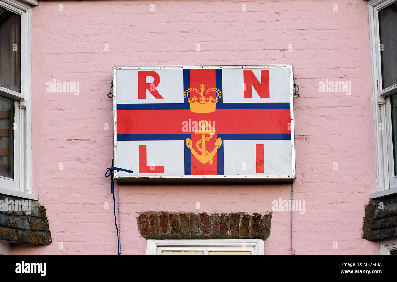 Royal National Lifeboat Institution, der rnli, Zeichen, Poster, Logo auf einer Hütte in Fowey, Cornwall, UK. Stockfoto
