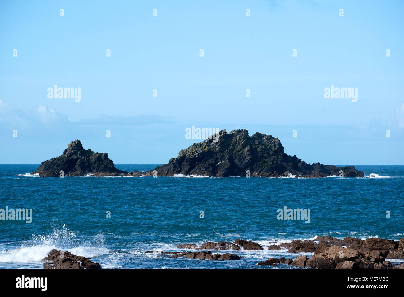 Die brisons ein Twin erreichte die kleine Insel im Atlantischen Ozean vor der Küste von Cape Cornwall, England, Großbritannien. Stockfoto