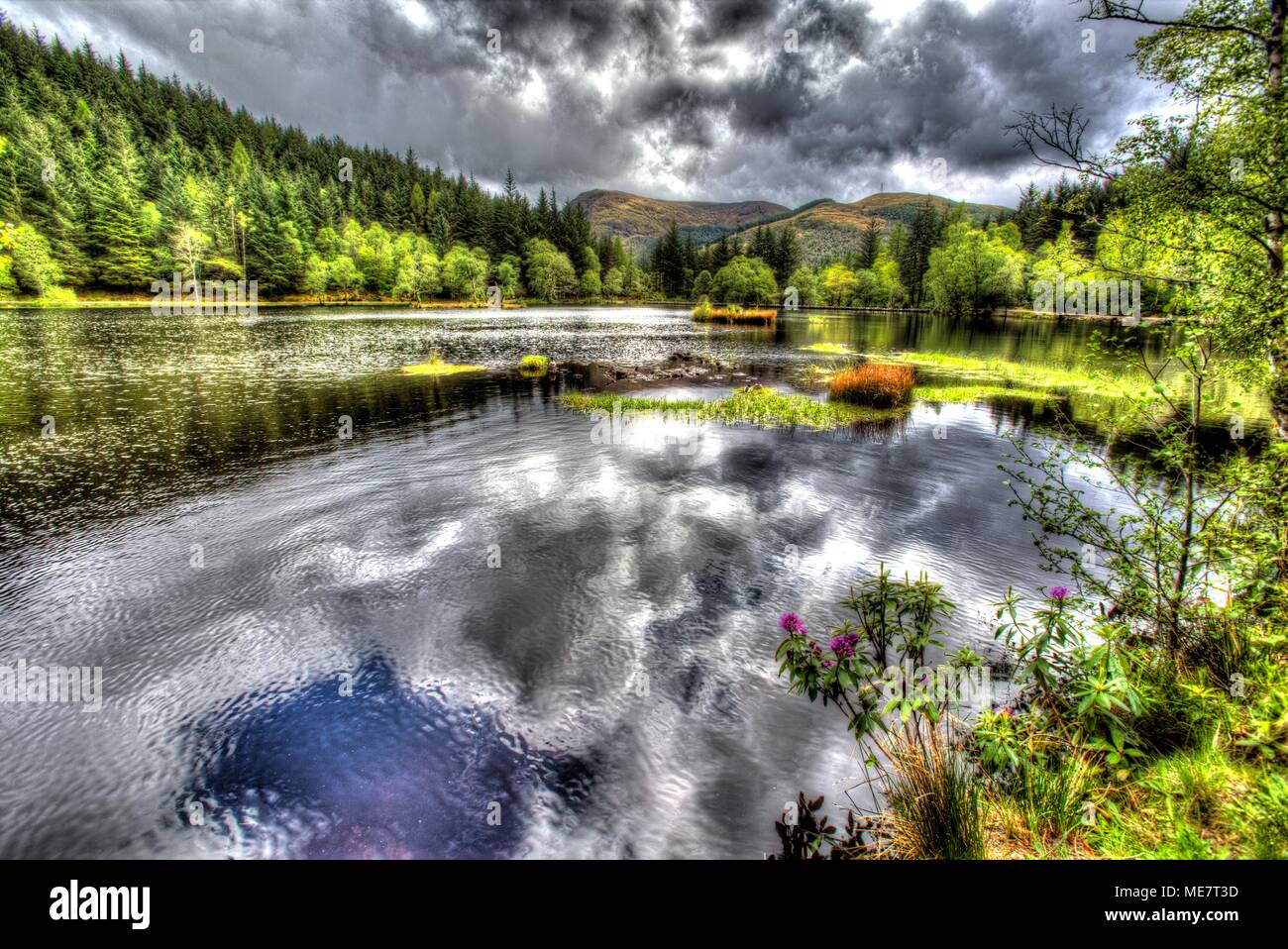 Dorf von Glencoe, Schottland. Künstlerische Ansicht der Glencoe Lochan, am Ortsrand von Glencoe Dorf. Stockfoto